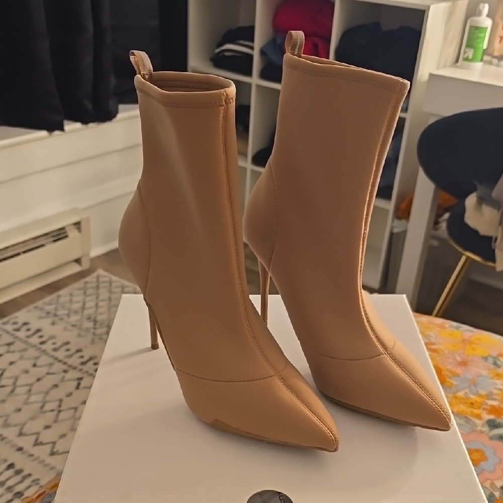 Elegant Tan Women's Boots